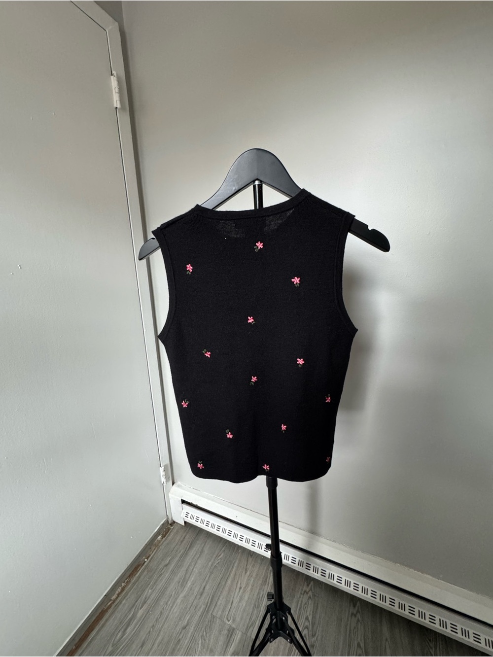 Ann Taylor Merino Wool Sweater Vest M Black Pink Floral Embroidered Vintage - Picture 2 of 7
